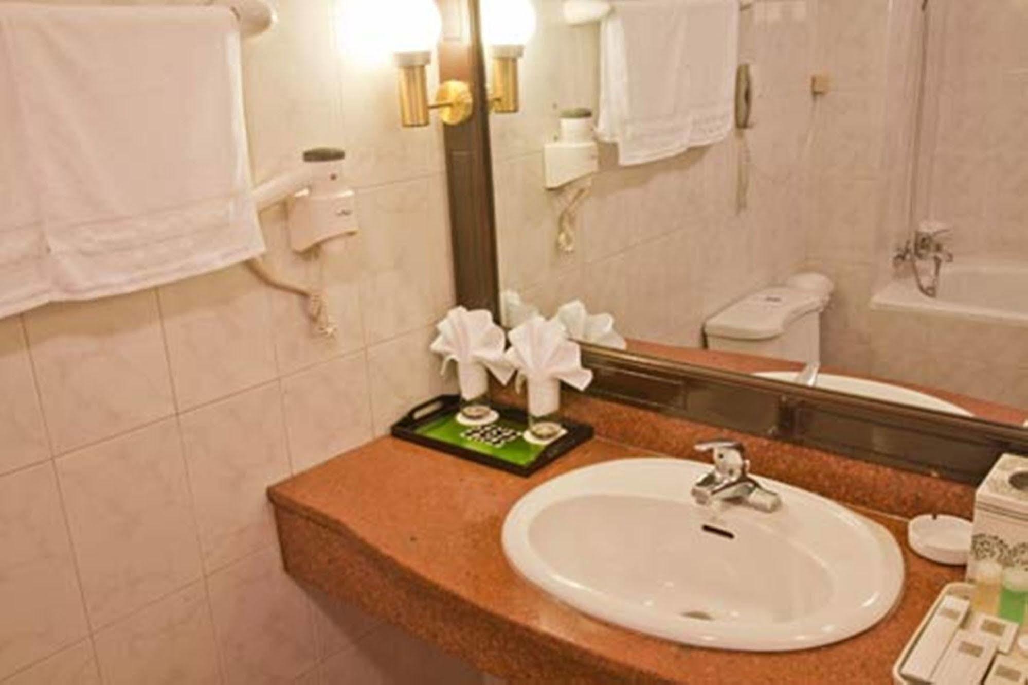 Green Park Hotel ハノイ市 エクステリア 写真