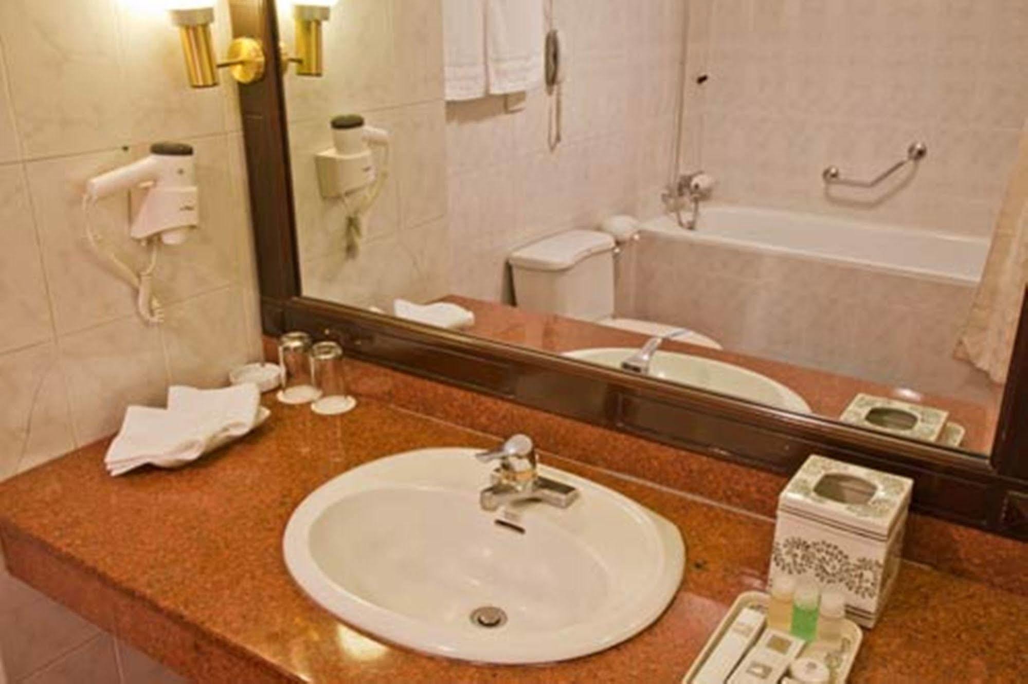 Green Park Hotel ハノイ市 エクステリア 写真